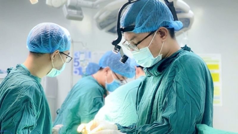 Bác sĩ chuyên môn cao trong phòng phẩu thuật