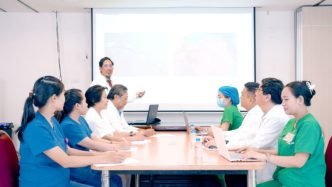 Đội ngũ bác sĩ bệnh viện Sao Hàn đang họp chuyên môn