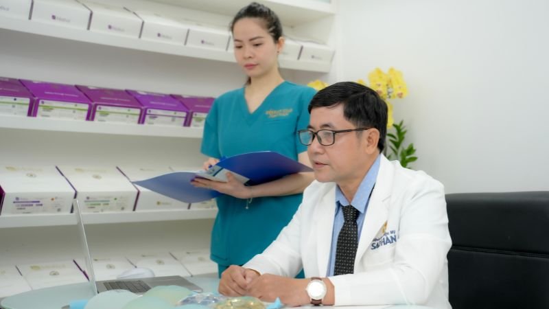 Bác sĩ đang tư vấn miễn tại bệnh viện Sao Hàn