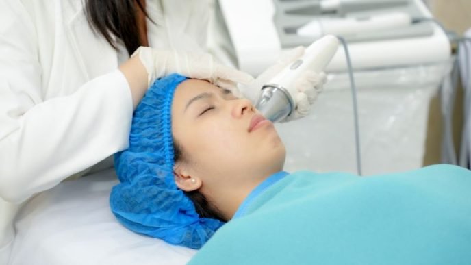 Khách hàng được thăm khám tư vấn dịch vụ miễn phí