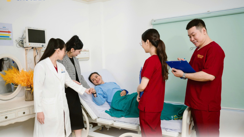 Khách hàng nghỉ ngơi tại phòng hậu phẫu Bệnh viện Sao Hàn