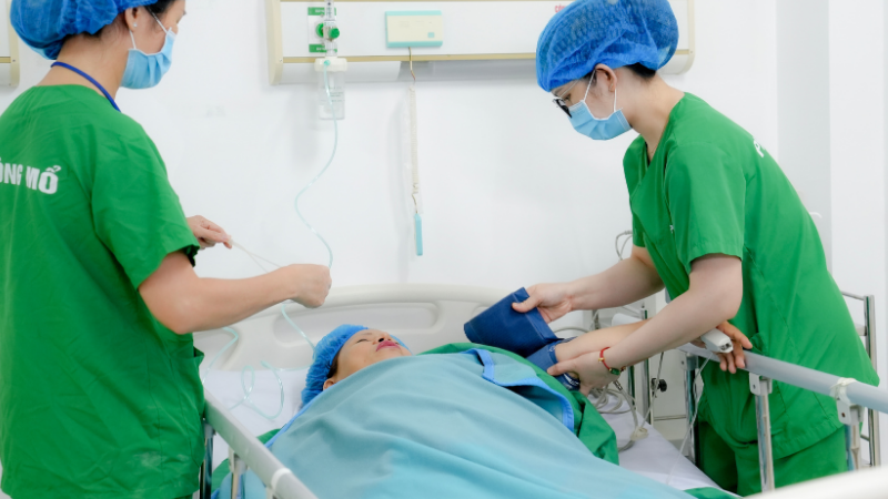 Khách hàng được hướng dẫn chăm sóc sau trẻ hóa vùng kín