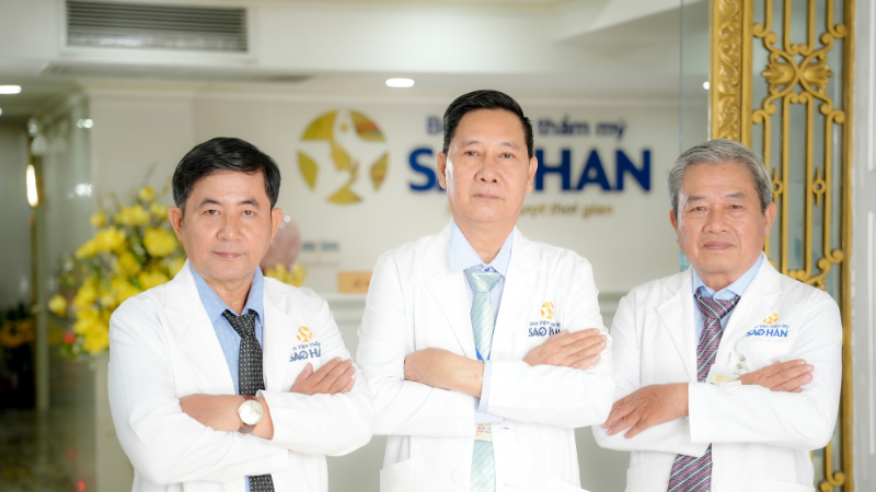 Bác sĩ tiêm botox V-line tại bệnh viện uy tín
